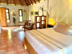 兹波利特Hotel Casa Mixteca的一间卧室设有一张床和一间客厅。