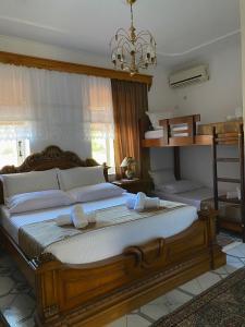 吉诺卡斯特Yuri Guest House的卧室配有带白色枕头的大型木质床。