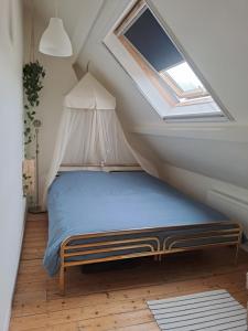 根特Charming house in Ghent的阁楼卧室配有床