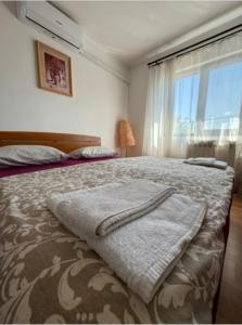 克卢日-纳波卡Sport Hostel Cluj的一间卧室配有一张床,上面有两条毛巾