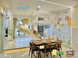 马六甲Bali Residence Melaka By Heystay Management的一间带滑梯和餐桌的用餐室