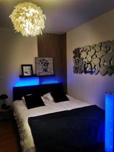 塞讷塞迪容L'atelier de Jane的一间卧室配有一张蓝色的大床