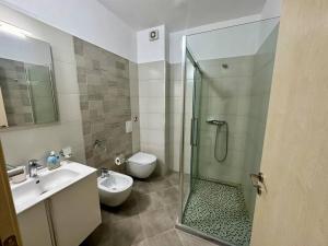 都拉斯Currila Sea View Apartment的带淋浴、卫生间和盥洗盆的浴室