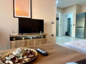 都拉斯Currila Sea View Apartment的客厅配有电视和桌上碗