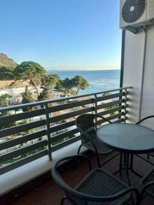 都拉斯Currila Sea View Apartment的一个带桌椅的海景阳台