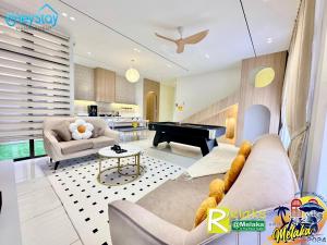 马六甲Bali Residence Melaka By Heystay Management的带沙发和钢琴的客厅