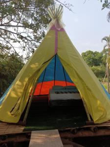 GiganteClandestino Hostal的黄色和蓝色的帐篷,里面设有一张床