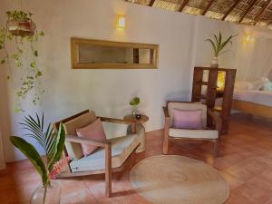 兹波利特Hotel Casa Mixteca的客厅配有两把椅子和一张床