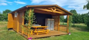 Upesgrīva斯缇尔斯玛哈斯维尔图露营地的木屋,在田野上设有野餐桌