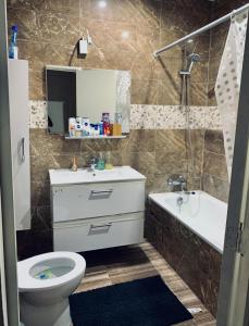 布鲁塞尔Rise Lodge的浴室配有盥洗盆、卫生间和浴缸。