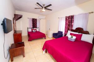 拉纳韦贝Villa Suites in Runaway Bay的大房间设有两张床和电视