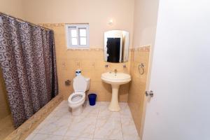 拉纳韦贝Villa Suites in Runaway Bay的一间带卫生间和水槽的浴室