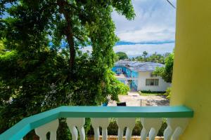 拉纳韦贝Villa Suites in Runaway Bay的房屋的阳台享有风景。