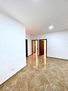 奥兰Residence guessab的一间空房间,拥有白色的墙壁和瓷砖地板