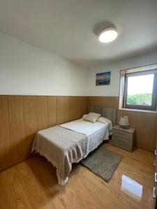 格罗韦CASA DA TORRE的一间卧室设有一张床和一个窗口