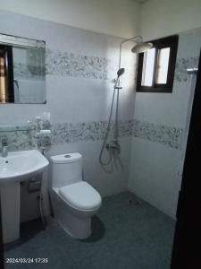 卡拉奇One Bed Furnished Apartment的浴室配有白色卫生间和盥洗盆。