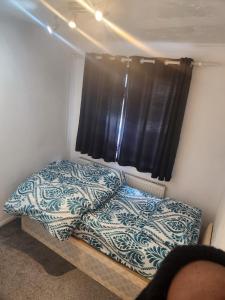 达格纳姆Sariyu space的一间小卧室,配有床和窗户
