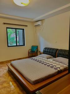 卢班戈Mapunda House的一间卧室设有两张床和窗户。