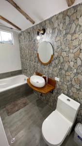 HuaranInca Allpa Home的浴室配有盥洗盆、卫生间和浴缸。