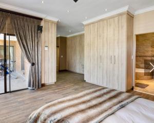 范德拜尔帕克Luxurious House on the water的一间卧室设有一张大床和大窗户
