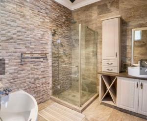 范德拜尔帕克Luxurious House on the water的带淋浴、浴缸和盥洗盆的浴室