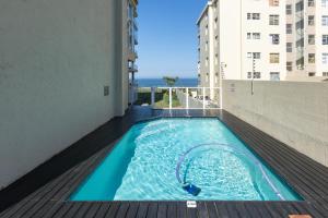 马盖特Lucien Sands 602的大楼阳台上的游泳池