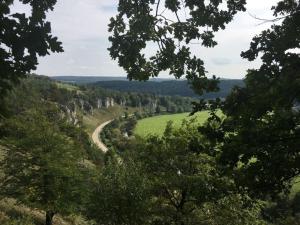 Schernfeld"Zum Kirchenschuster"的从树木茂密的山顶上欣赏美景