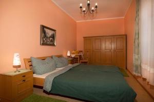 塞默灵施皮塔尔Hirschenhof的一间卧室配有一张绿色的床和一张桌子