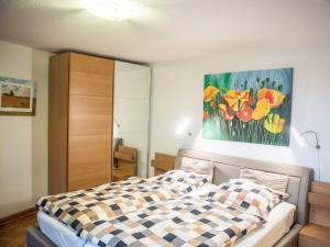 奥尔登堡Your temporary home in Oldenburg的卧室配有一张床,墙上挂有绘画作品