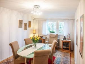 奥尔登堡Holiday Apartment 2 Oldenbug的客厅配有玻璃桌和椅子