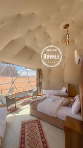 瓦迪拉姆Wadi rum Bubble luxury camp的一张带水牛标牌的房间的两张床