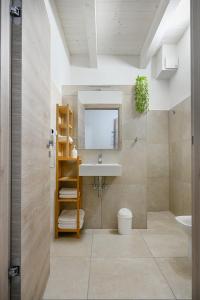伊格莱西亚斯DoMe Affittacamere的一间带水槽和镜子的浴室