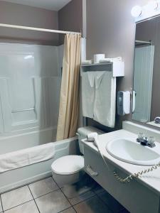 Saint ComeHôtel Saint-Côme的浴室配有白色卫生间和盥洗盆。