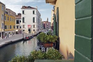 威尼斯美国迪内森酒店的城市运河景观,建筑