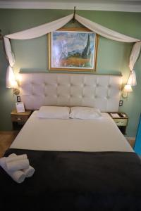 巴拉格兰德Amoreira Pousada em Barra Grande Piaui的一间卧室配有一张带白色床头板的大床