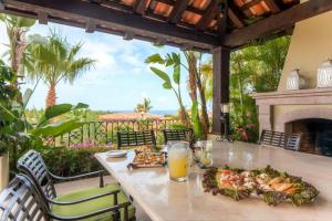 圣何塞德尔卡沃Stunning Villa Cielos - Close to the Beach的露台上的餐桌上摆放着食物和饮料