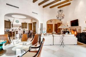 圣何塞德尔卡沃Stunning Villa Cielos - Close to the Beach的一间带桌椅的客厅和一间厨房