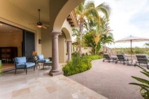 圣何塞德尔卡沃Stunning Villa Cielos - Close to the Beach的庭院配有桌椅和遮阳伞。
