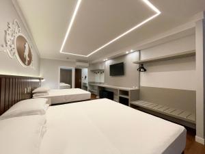 加斯帕Fazzenda Park Resort的一间带两张床的卧室和一台电视