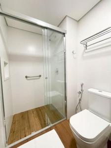 加斯帕Fazzenda Park Resort的一间带卫生间和玻璃淋浴间的浴室