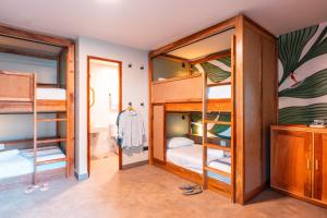圣卡塔利娜岛Bambuda Santa Catalina的带双层床的客房和浴室