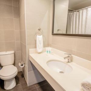 伊基克HOTEL GAVINA EXPRESS IQUIQUE的一间带水槽、卫生间和镜子的浴室