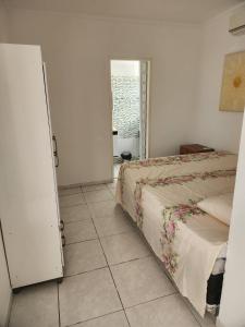 保罗阿方索城Excelente apartamento centro Paulo Afonso的一间带两张床的卧室,铺有瓷砖地板。