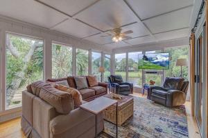 棕榈岛Twin Oaks Cottage 26的客厅配有沙发、椅子和电视