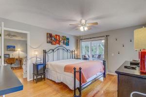 棕榈岛Twin Oaks Cottage 26的一间卧室配有一张带吊扇的床