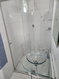保罗阿方索城Excelente apartamento centro Paulo Afonso的浴室设有玻璃桌和淋浴
