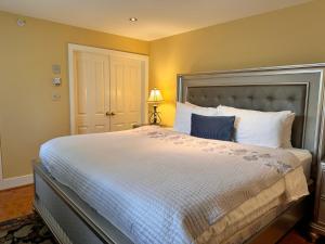 维多利亚前城堡旅馆的一间卧室配有一张带白色床单和蓝色枕头的大床。