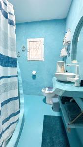 梅利利亚Beach house MAREA CORAL的蓝色的浴室设有水槽和卫生间