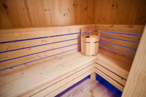 东斯特劳兹堡Luxury Family Escape HotTub Sauna Billiard Pool home的一间小型木制桑拿房,里面放着垃圾桶