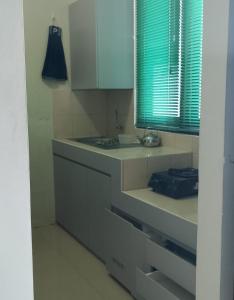 日惹Gated 3BR Residence - 10 mins from Malioboro的厨房配有柜台、水槽和窗户